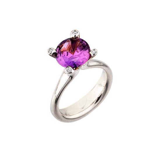 Nuran cocktailring i 14 karat hvidguld med rund violet ametyst og diamanter.